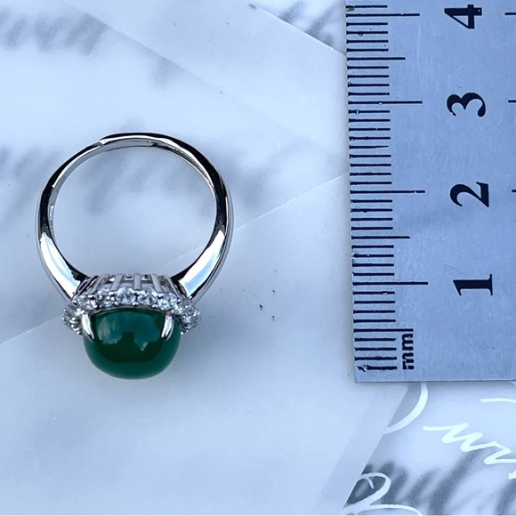 Elegant Silver and Green Gemstone Ring - Picture 3 of 3